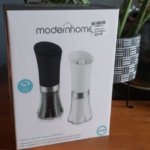 Deluxe salt and pepper  mill set